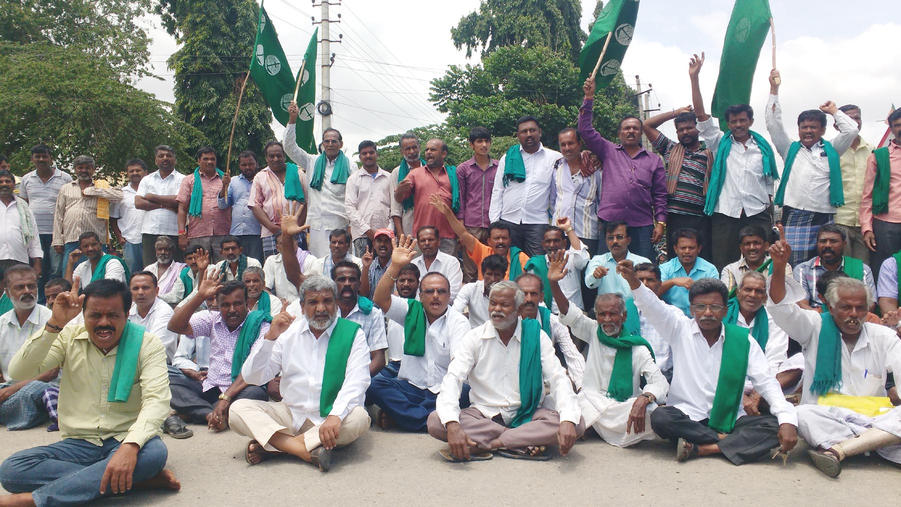 ನಾಲೆಗೆ ನೀರು ಬಿಡುವಂತೆ ಆಗ್ರಹಿಸಿ ರೈತರಿಂದ ರಸ್ತೆತಡೆ